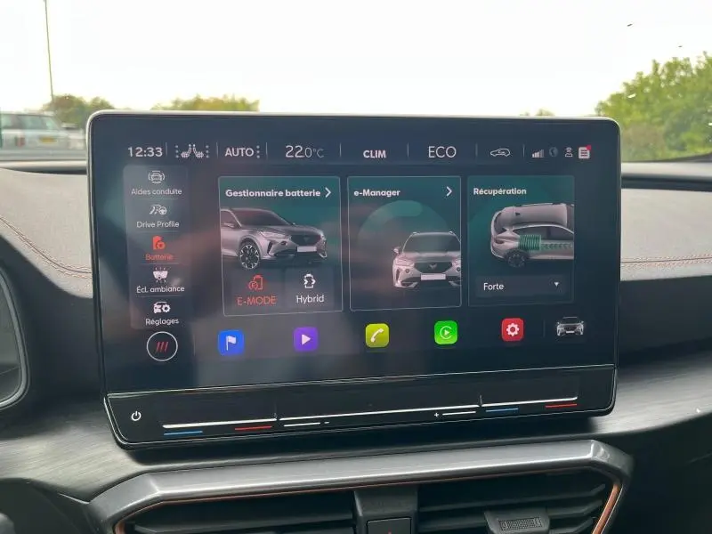 Écran tactile central du tableau de bord du CUPRA Formentor 1.4 e-HYBRID 245ch, affichant les modes de gestion batterie et récupération.