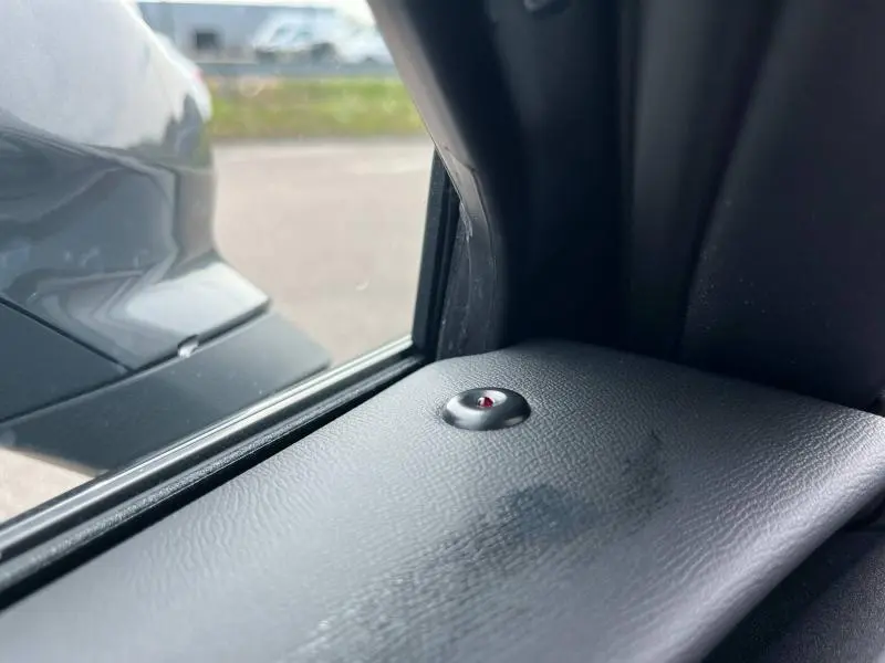 Détail du capteur antivol sur la portière côté gauche d'une CUPRA Formentor gris magnétique 2024.