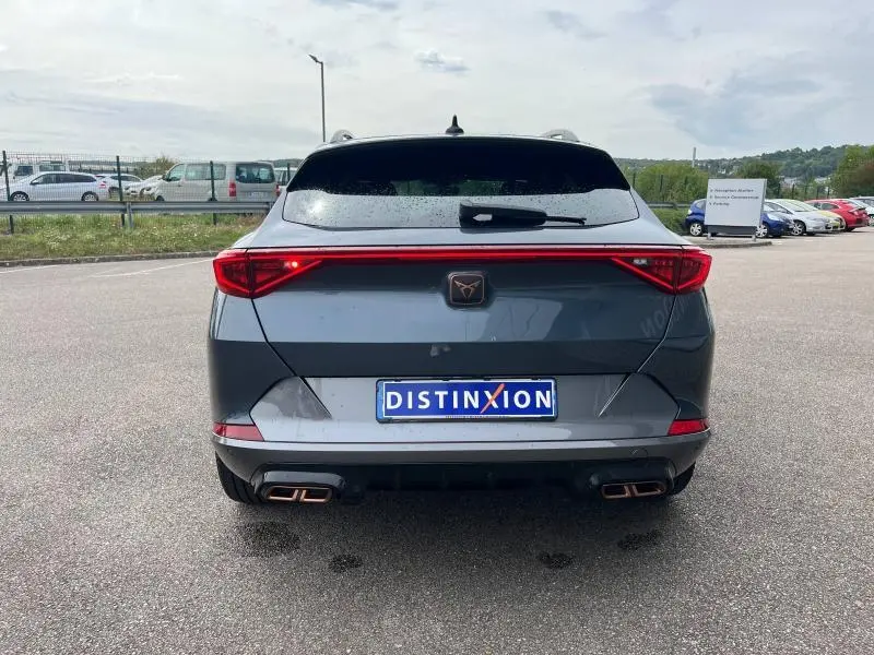 Vue arrière d'une CUPRA Formentor gris magnétique avec feux LED reliés et double sortie d'échappement copper stylisée.