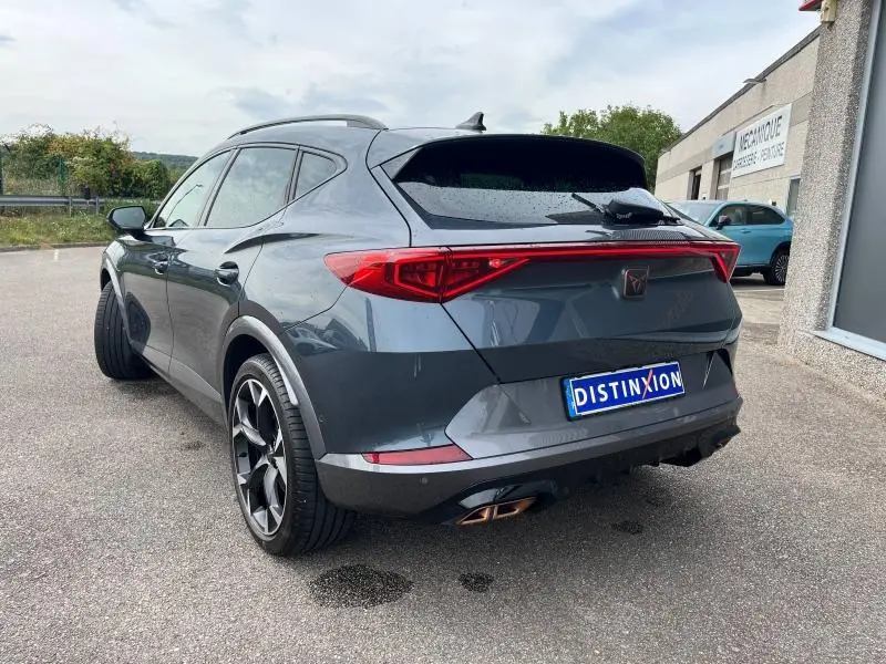 Vue 3/4 arrière droite d'une CUPRA Formentor gris magnétique métallisé avec feux arrière LED et double sortie d'échappement Copper.