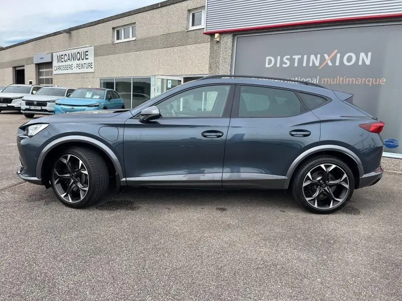 Profil côté gauche du CUPRA Formentor 1.4 e-HYBRID 245ch VZ gris magnétique métallisé avec jantes alliage noires.