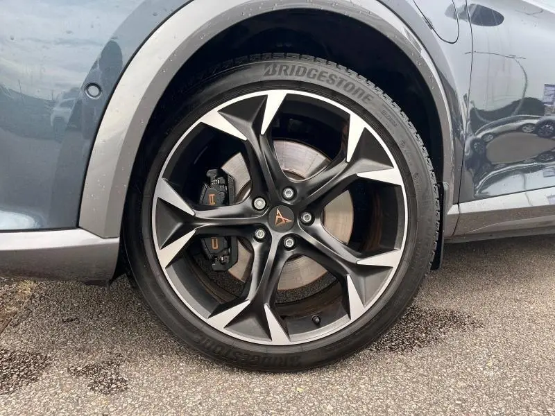 Gros plan sur la roue avant gauche du CUPRA Formentor gris Magnétique, jante alliage 19 pouces noire et alu avec logo CUPRA.