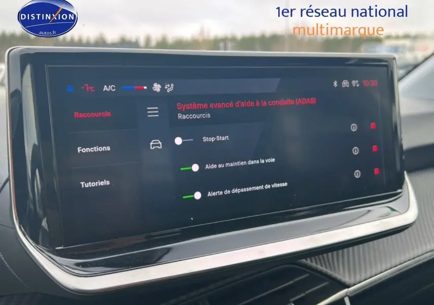 Écran tactile intérieur affichant le système avancé d'aide à la conduite sur Peugeot 208 gris Artense.