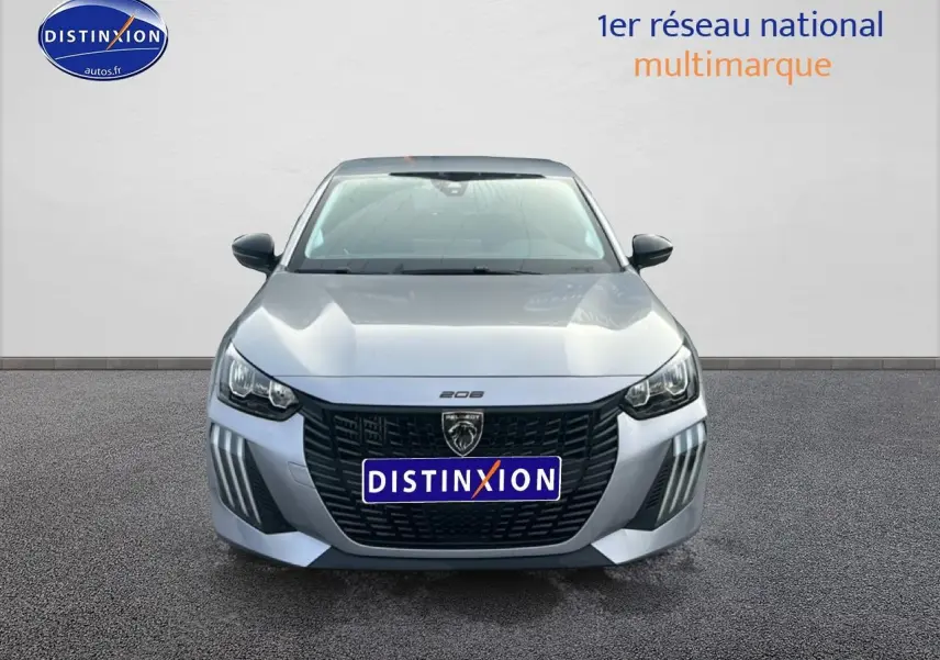 Vue frontale d'une Peugeot 208 1.2 100 Style gris artense avec calandre noire et phares LED distinctifs.
