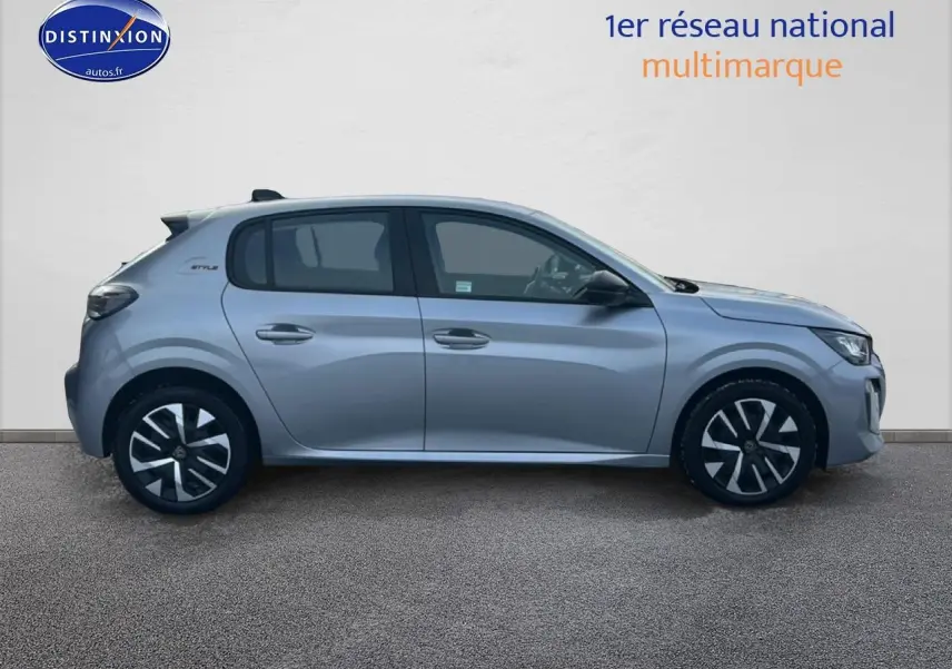 Profil côté gauche d'une Peugeot 208 1.2 100 Style gris Artense avec jantes noires et grises, sur fond neutre.
