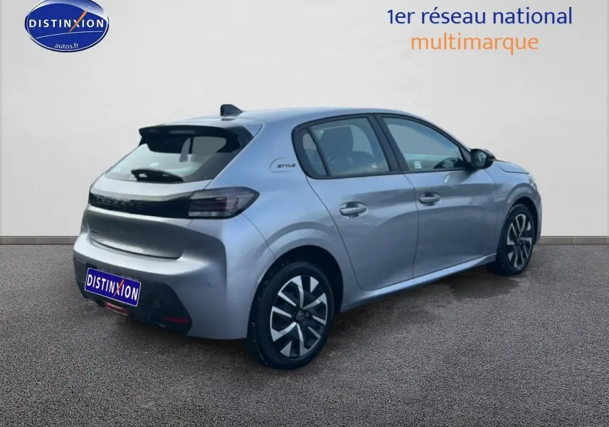 Vue 3/4 arrière droite d'une Peugeot 208 gris artense avec jantes alliage et vitres teintées.