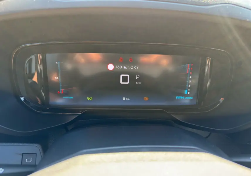 Vue rapprochée du tableau de bord numérique du Citroën Berlingo 2025, affichage digital clair avec indicateurs colorés.