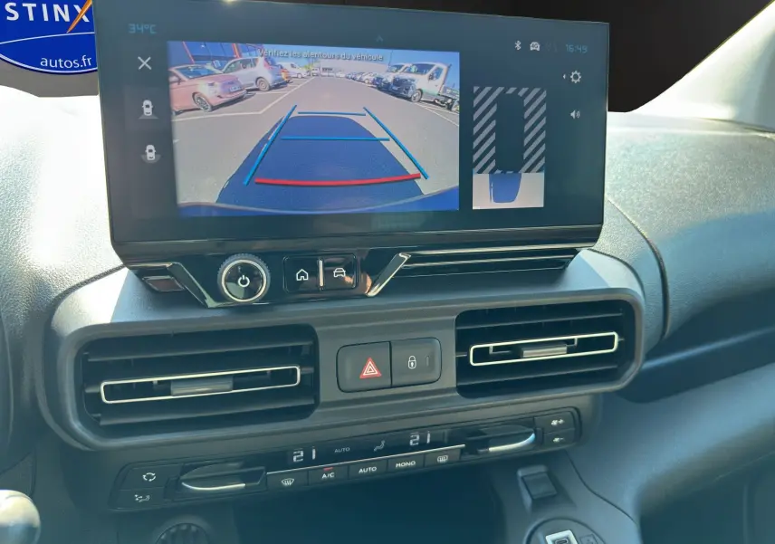 Écran tactile central du Citroën Berlingo 2025 montrant la caméra de recul avec vue arrière et tableau de bord noir.