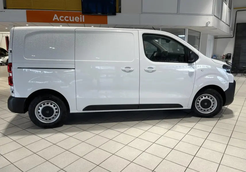 Vue latérale droite d’un Peugeot Expert Fourgon blanc avec roues tôles grises et poignées de porte assorties.