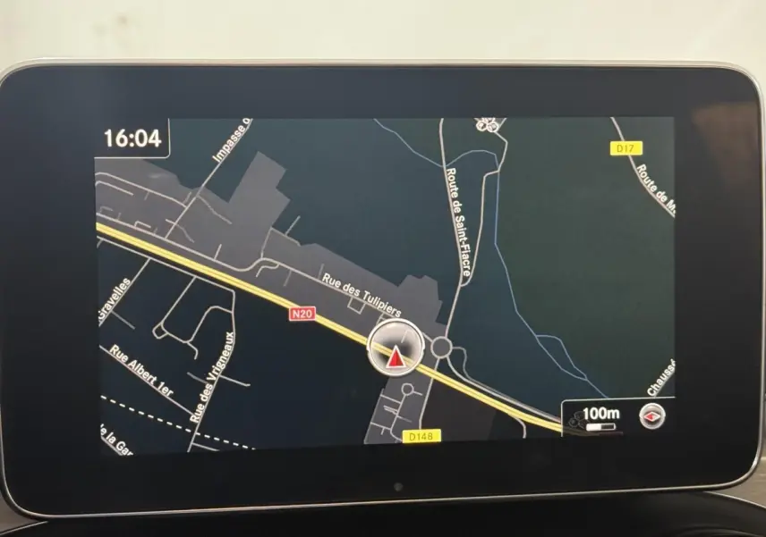 Écran de navigation couleur 8,4 pouces du Mercedes GLC 250 Fascination 2019 affichant une carte routière.