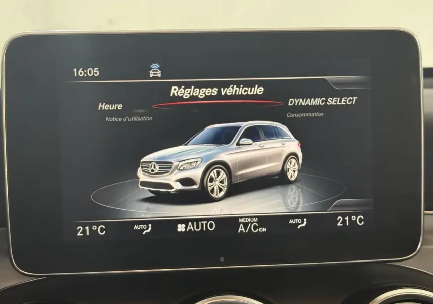Écran central montrant une illustration 3D d'un Mercedes GLC gris clair en vue 3/4 avant droite.