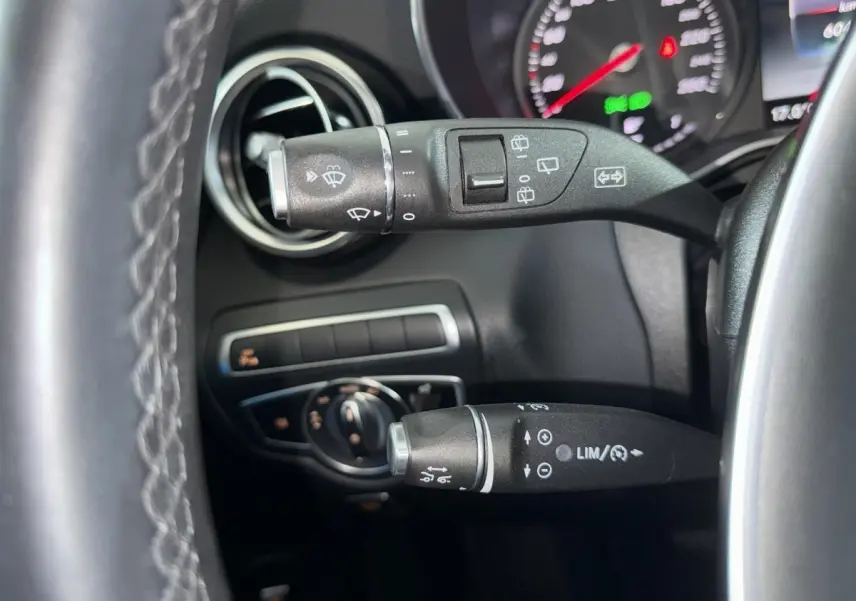 Gros plan sur les commandes au volant et tableau de bord noir du Mercedes GLC 250 Fascination 2019, intérieur élégant.