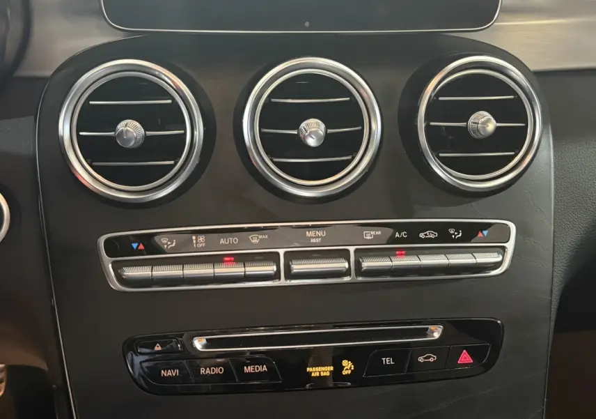 Détail de la console centrale avec aérateurs ronds et commandes climatisation du Mercedes GLC 250 Fascination 2019 gris foncé