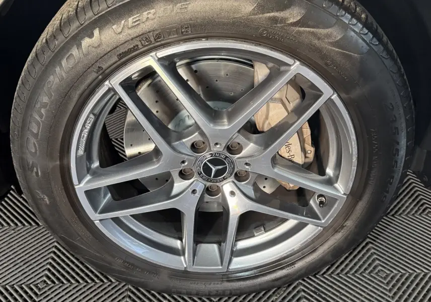 Gros plan sur la jante AMG argentée et le pneu Pirelli Scorpion Verde du Mercedes GLC 250 Fascination gris foncé.
