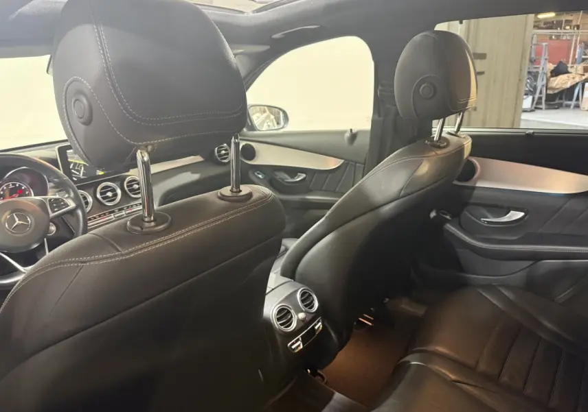 Vue intérieure arrière du Mercedes GLC 250 Fascination 2019 avec sièges cuir noirs et toit ouvrant en verre.