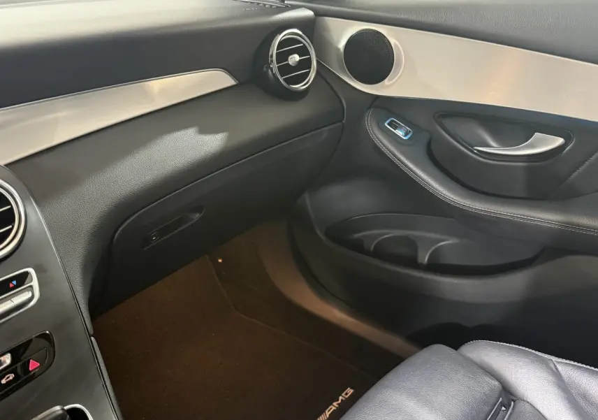 Vue intérieure côté passager du Mercedes GLC 250 Fascination 2019, avec garnitures noires et inserts aluminium, tapis AMG visible.