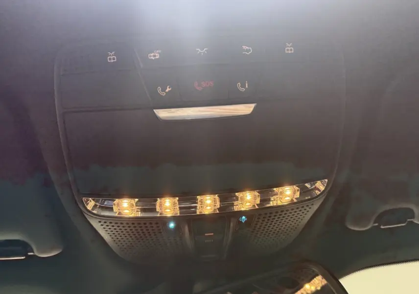 Plafonnier intérieur avec commandes SOS et éclairage ambiant dans un Mercedes GLC 250 Fascination gris foncé, vue de dessous.