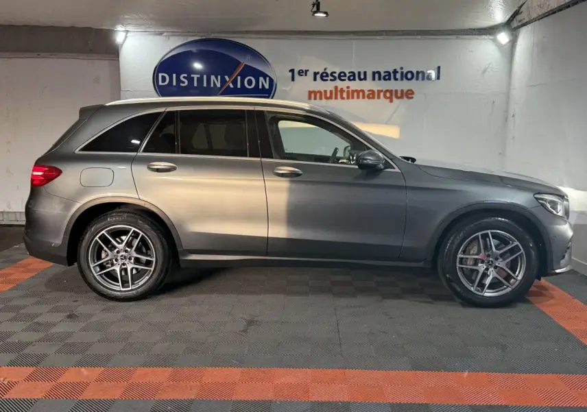 Vue latérale droite d'un Mercedes GLC 250 Fascination 4Matic gris foncé, avec jantes alliage et rétroviseurs électriques.