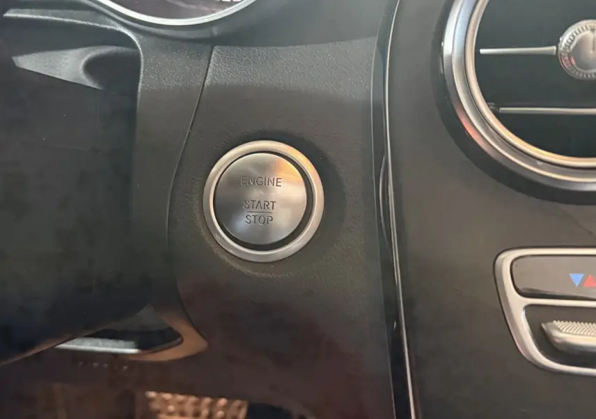 Gros plan sur le bouton start/stop moteur dans l’habitacle noir du Mercedes GLC 250 Fascination 4Matic 2019.