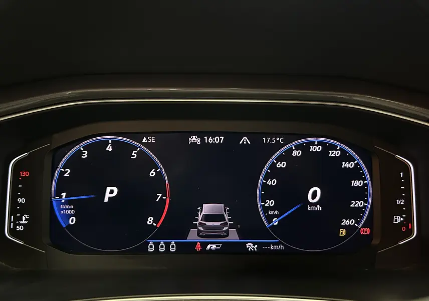 Tableau de bord numérique du Volkswagen T-Roc noir, affichant la vitesse à 0 km/h et le régime moteur au ralenti.