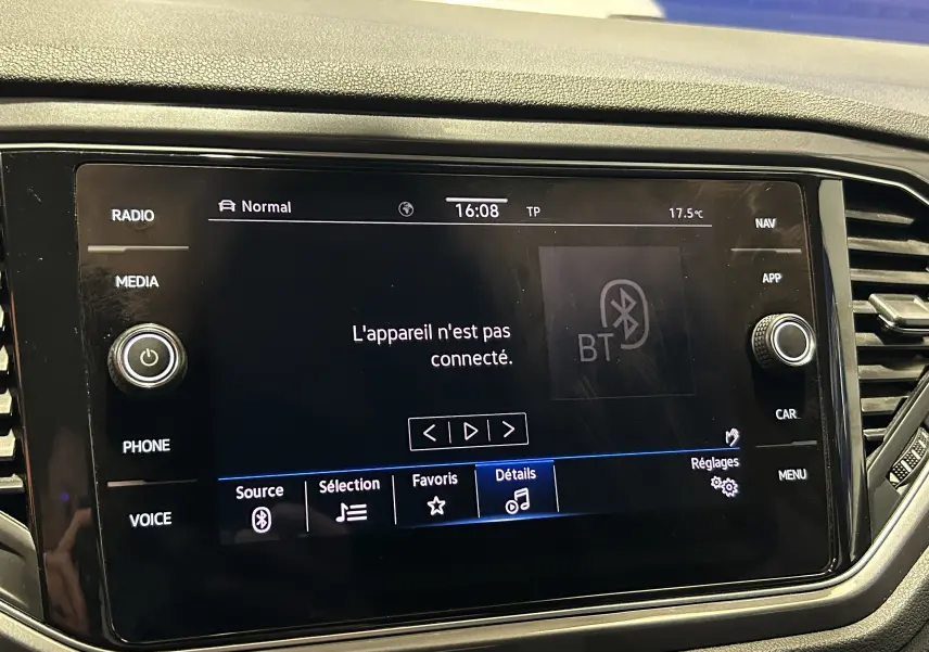 Écran tactile central du tableau de bord du Volkswagen T-Roc noir, affichant le menu Bluetooth non connecté.