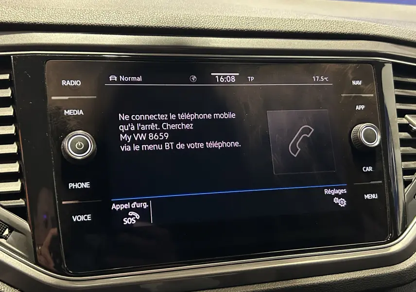Écran tactile central du Volkswagen T-Roc noir 2020 affichant les instructions de connexion Bluetooth au téléphone.