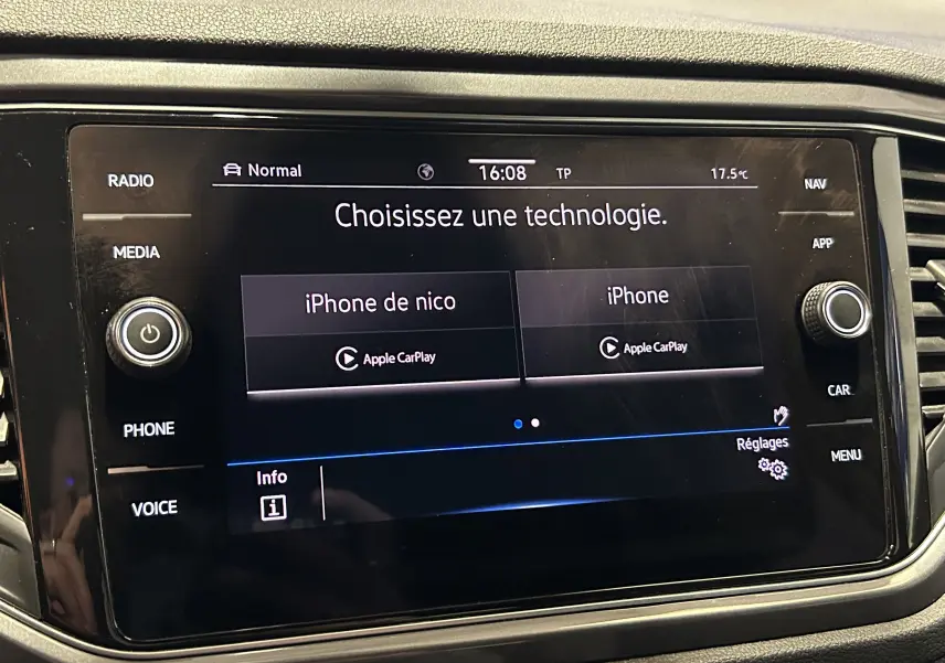Écran tactile central du Volkswagen T-Roc noir de 2020 affichant le menu de connexion Apple CarPlay.