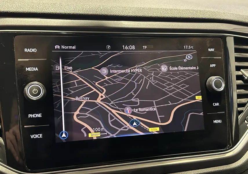 Vue rapprochée de l’écran tactile du GPS intégré au tableau de bord du Volkswagen T-Roc noir de 2020.