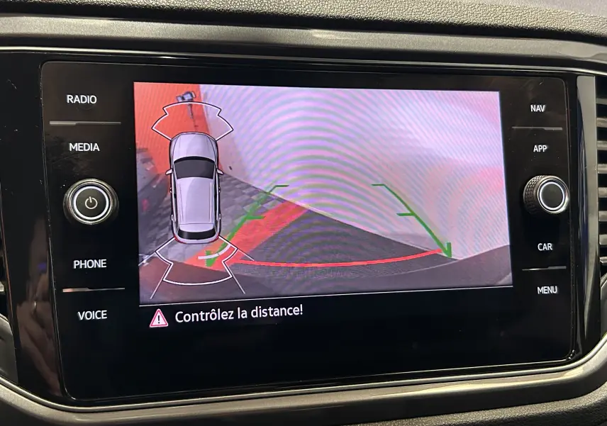 Écran multimédia du Volkswagen T-Roc noir 2020 affichant la caméra de recul avec guidage et alertes de distance.