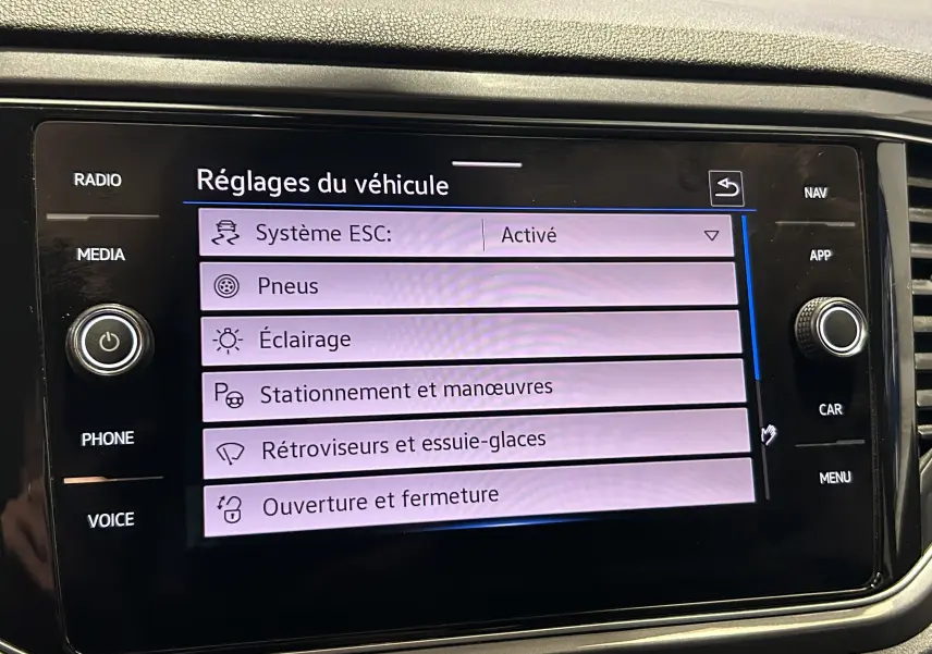 Écran tactile intérieur du Volkswagen T-Roc noir, affichant les réglages du véhicule avec options activées.