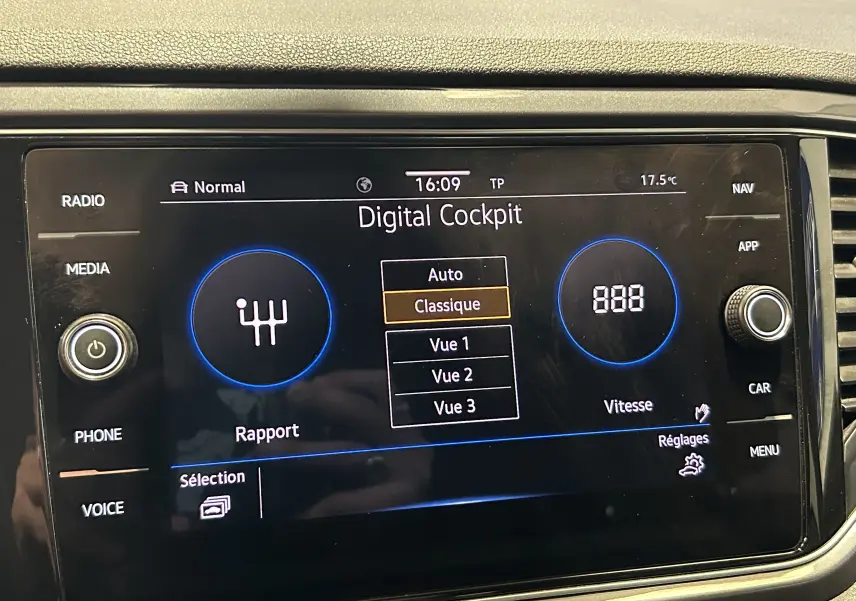 Écran digital du tableau de bord du Volkswagen T-Roc noir, affichant les options de mode de conduite en vue classique.