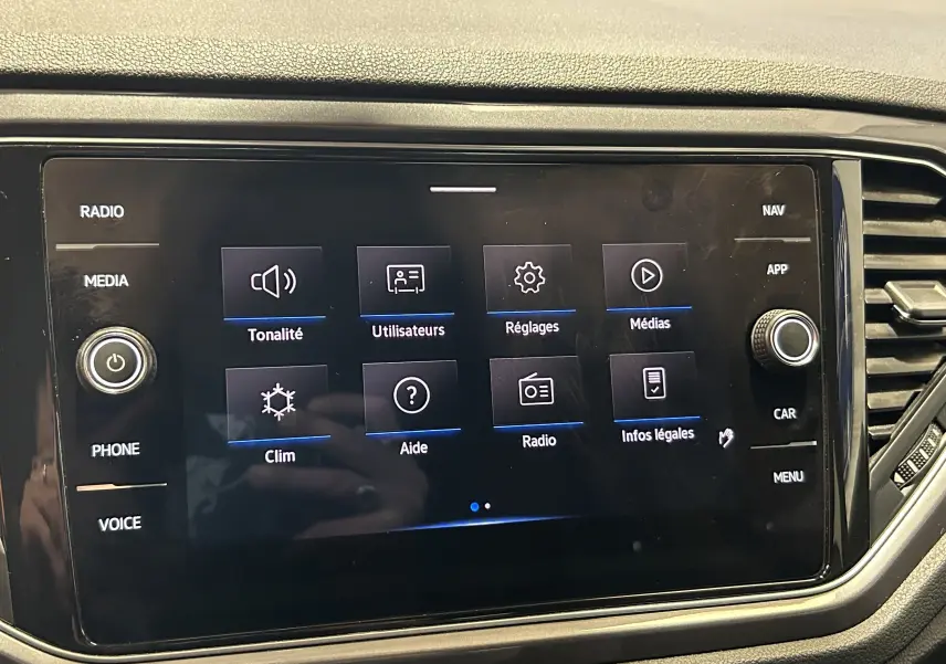 Écran tactile central du tableau de bord du Volkswagen T-Roc noir, affichant les options médias et réglages.