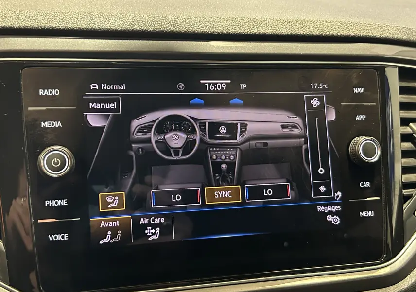 Écran tactile affichant la commande manuelle de climatisation avec vue intérieure du tableau de bord du Volkswagen T-Roc noir.