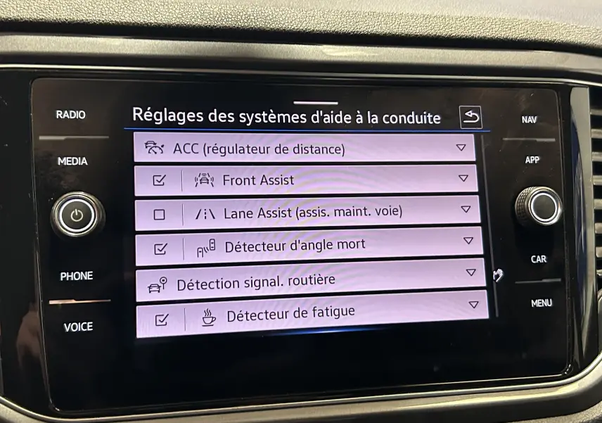 Écran tactile intérieur affichant les réglages des aides à la conduite du Volkswagen T-Roc noir, vue de face.