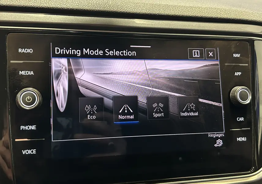 Écran tactile intérieur du Volkswagen T-Roc noir montrant la sélection des modes de conduite en vue centrale.