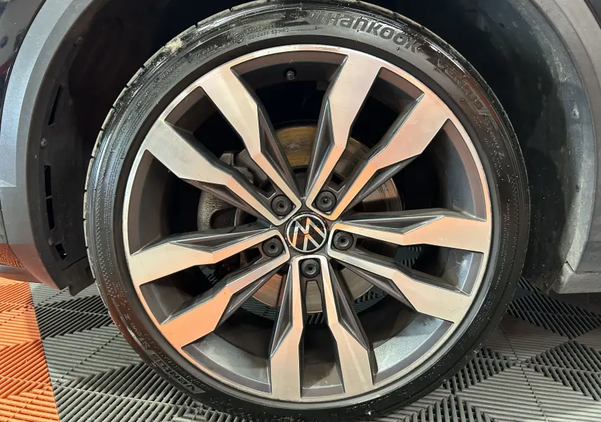 Gros plan sur la jante alliage bicolore du côté gauche d’un Volkswagen T-Roc noir de 2020.