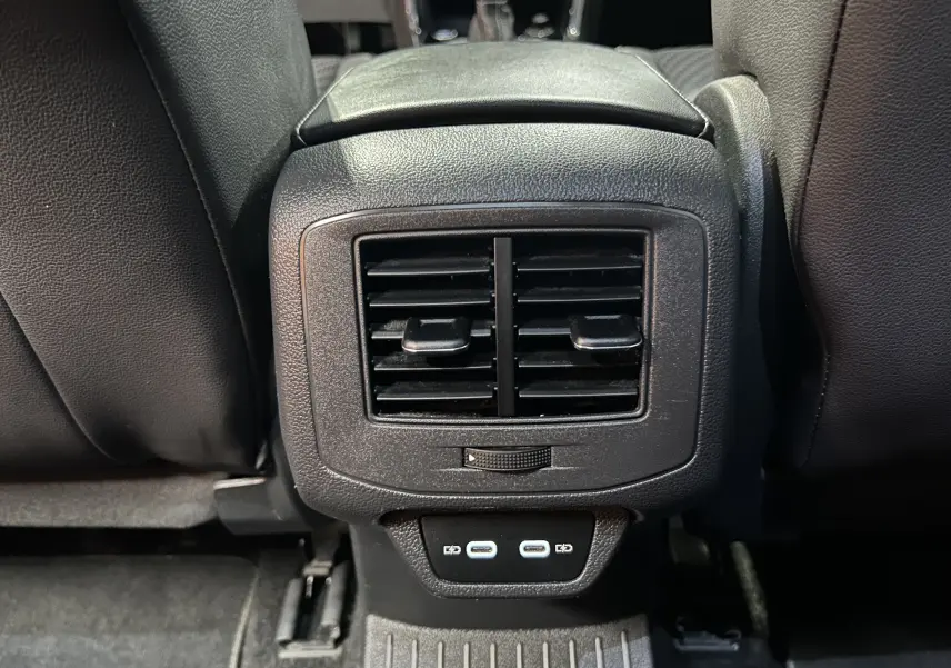 Vue rapprochée des aérateurs arrière et ports USB du Volkswagen T-Roc noir, version R-Line 2020.