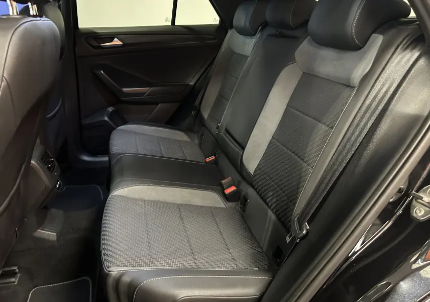 Vue intérieure côté droit des sièges arrière en tissu et cuir noir du Volkswagen T-Roc TSI 150ch R-Line 2020.