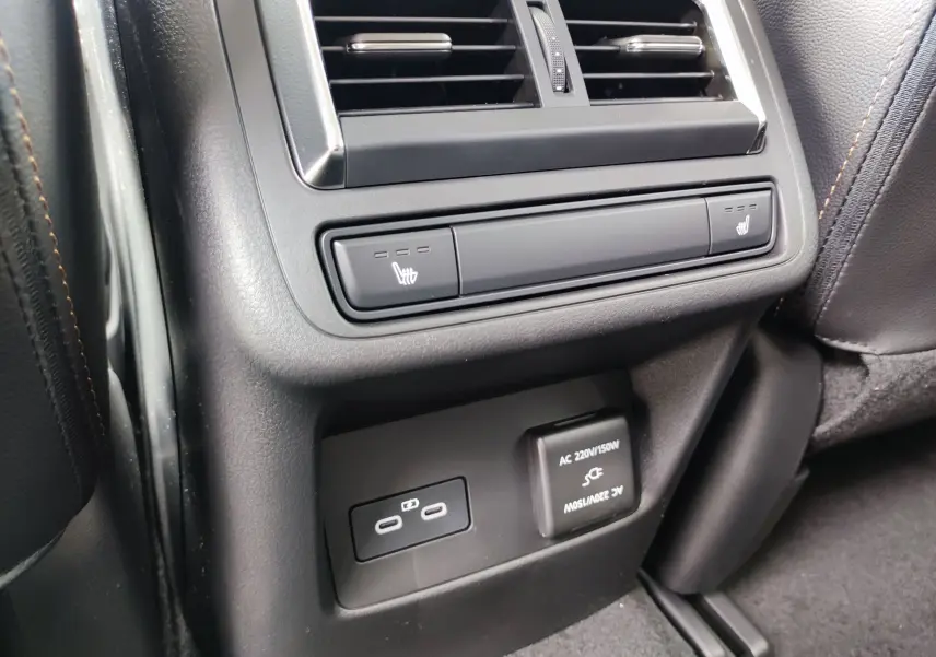 Détail des commandes de siège chauffant et prises USB arrière dans l'habitacle noir du Mazda CX-60 2024.