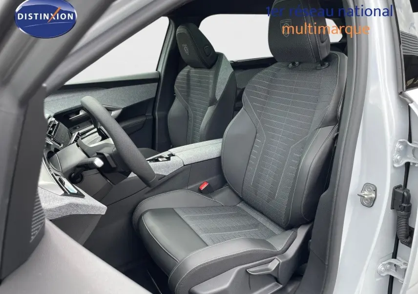 Vue intérieure côté conducteur du Peugeot 5008 Hybrid 136ch GT avec sièges en cuir noir et détails gris.