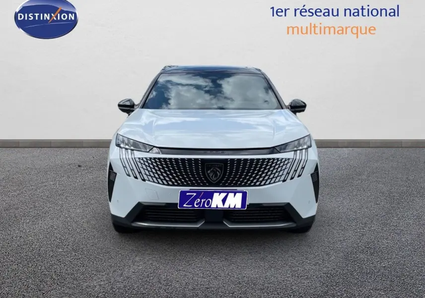 Vue frontale d'un Peugeot 5008 HYBRID blanc Okenite métal avec toit noir, calandre moderne et phares LED fins.