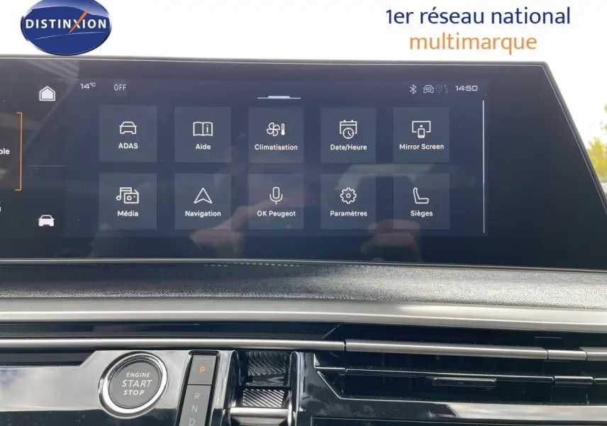 Intérieur du Peugeot 5008 Hybrid 2025, tableau de bord avec écran tactile et bouton start/stop en vue frontale rapprochée.