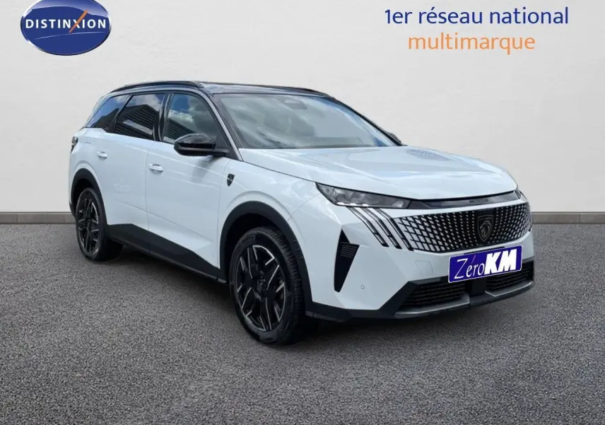 Peugeot 5008 Hybrid blanc Okenite métal avec toit noir, vue 3/4 avant droit mettant en valeur sa calandre distinctive.
