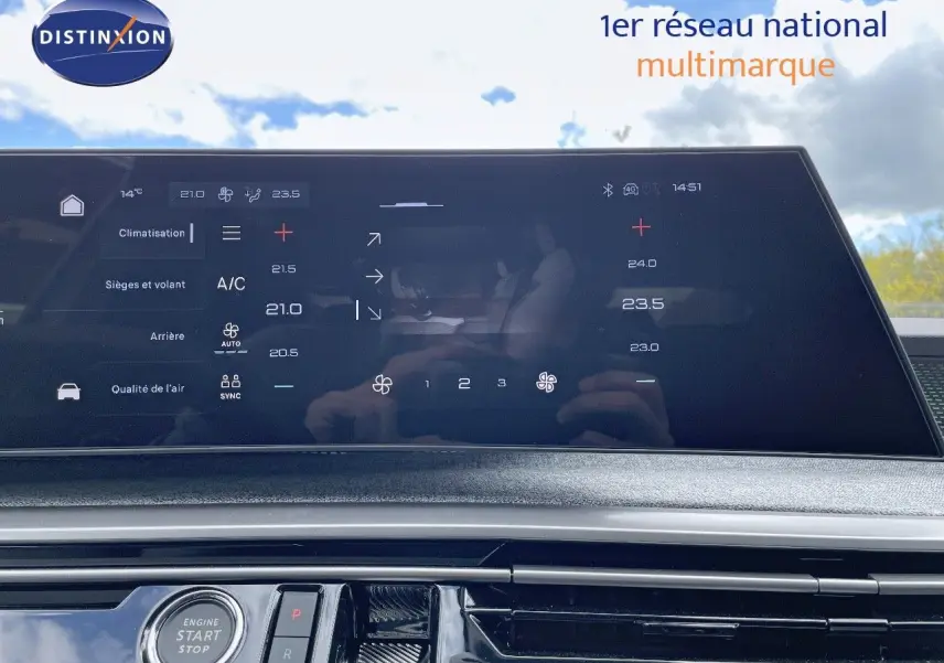 Écran tactile central affichant la climatisation dans l'habitacle du Peugeot 5008 Hybrid 2025.