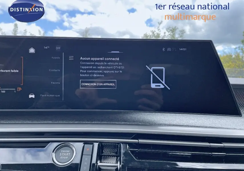 Vue intérieure du tableau de bord du Peugeot 5008 Hybrid 136ch GT 2025 avec écran tactile et bouton start/stop.