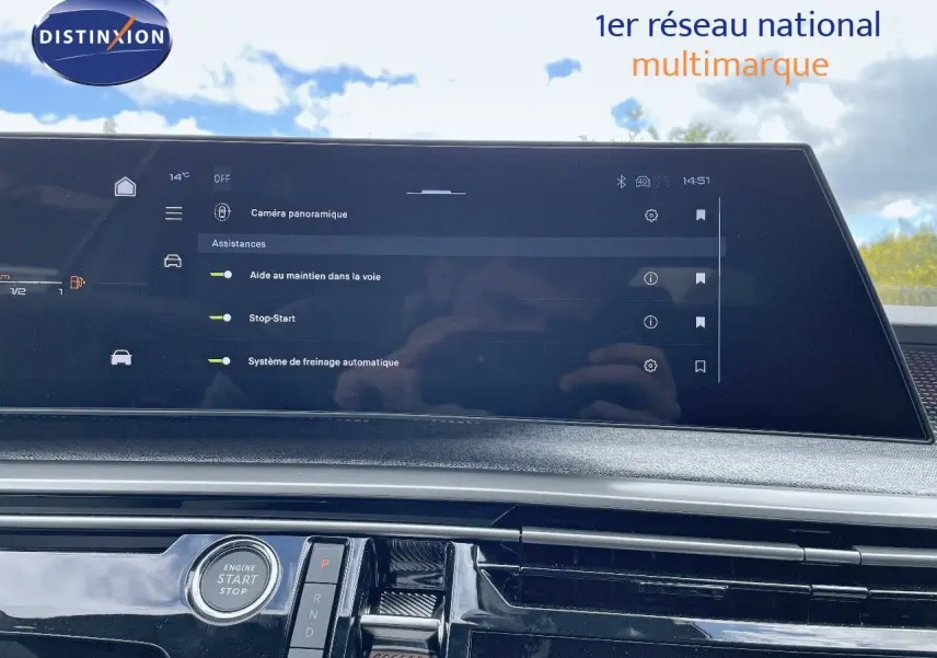 Vue intérieure du tableau de bord du Peugeot 5008 Hybrid 136ch GT 2025 avec écran tactile et bouton start/stop.