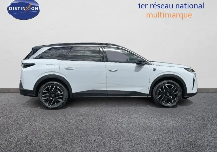 Peugeot 5008 Hybrid 136ch GT blanc Okenite avec toit noir, vue profil côté gauche sur fond neutre.