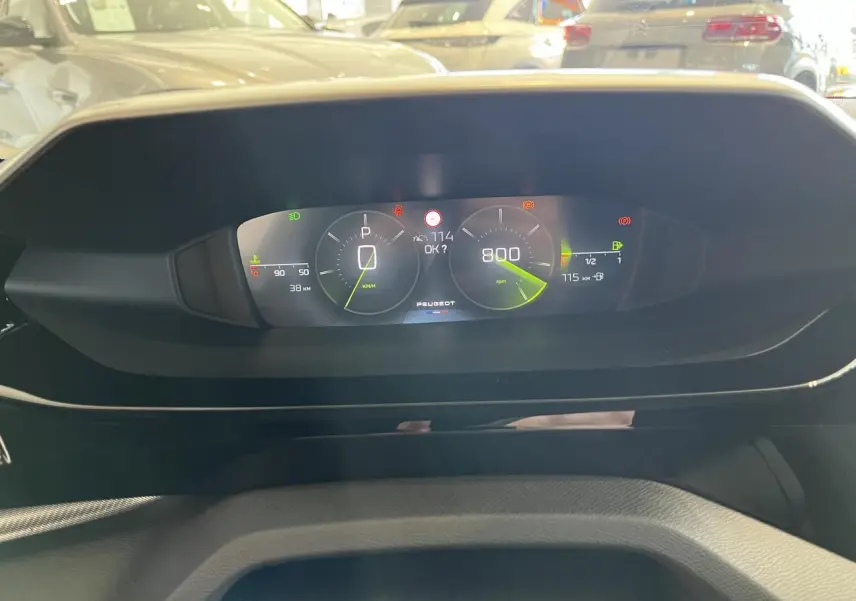 Combiné numérique Peugeot 308 SW 2025 affichant vitesse, régime et informations de conduite en vue frontale rapprochée.