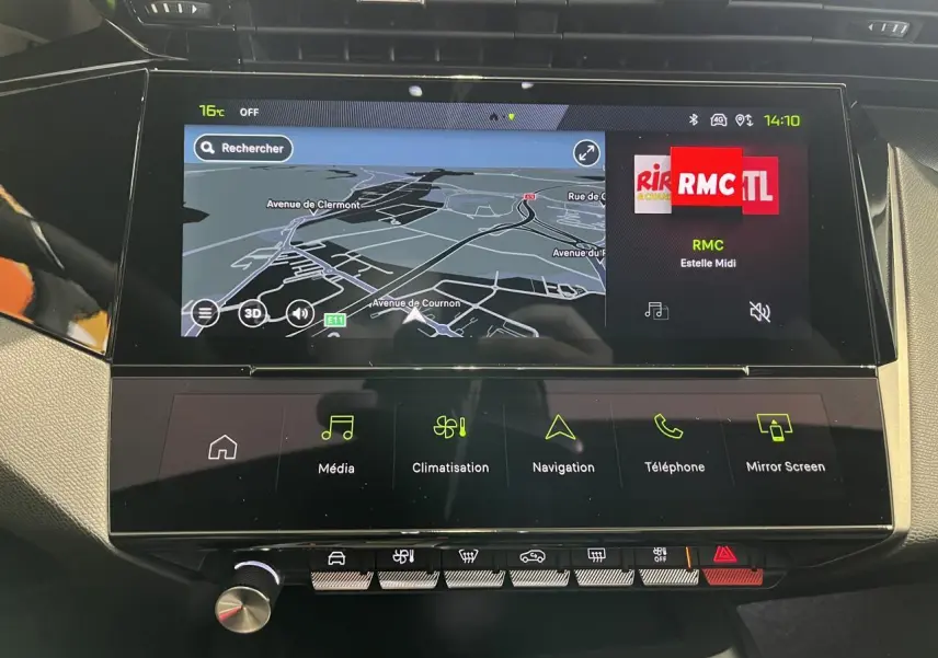 Vue rapprochée de l'écran tactile central 10'' du Peugeot 308 SW blanc, affichant la navigation et les commandes multimédia.