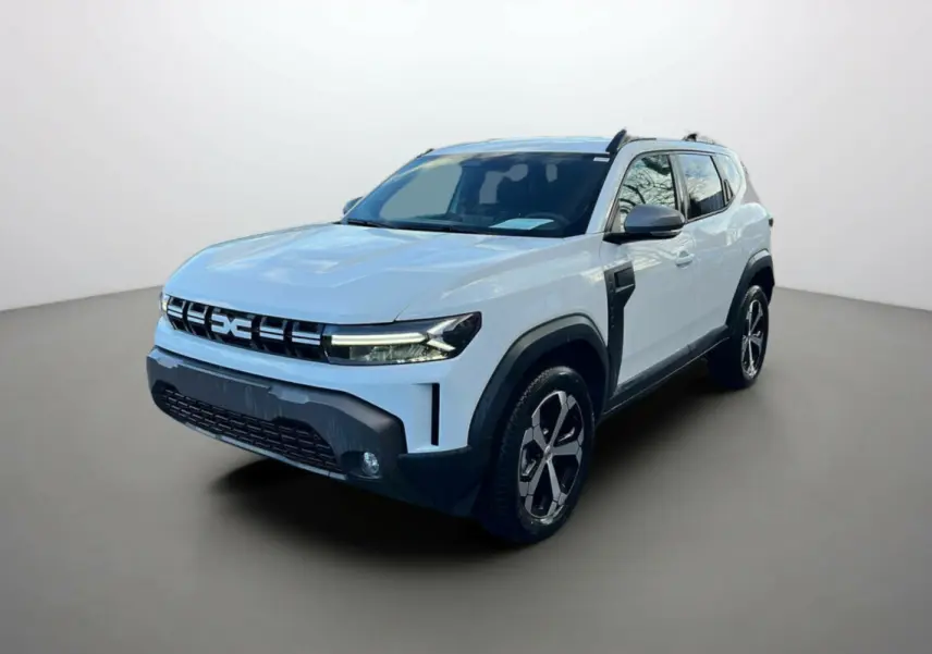 Vue 3/4 avant du Dacia Duster 2025 blanc glacier avec calandre noire et jantes alliage distinctives.